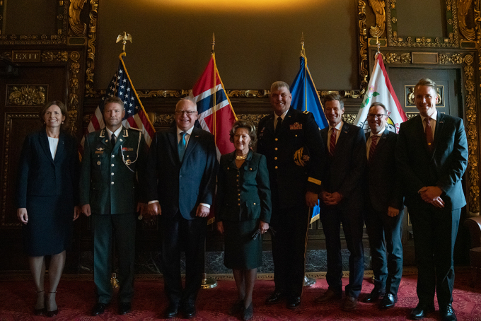 At the reception Queen Sonja and Governor Walz met representatives of NOREX, the Norwegian Reciprocal Troop Exchange programme between the Minnesota National Guard and the Norwegian Home Guard. Photo: Simen Sund, The Royal Court